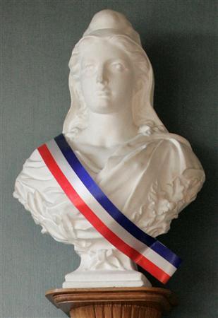 Réunis lundi à Paris, les conseillers généraux ont ouvert une semaine délicate pour le gouvernement français, confronté à une fronde des élus contre la réforme des collectivités et la suppression de la taxe professionnelle. /Photo d'archives/REUTERS